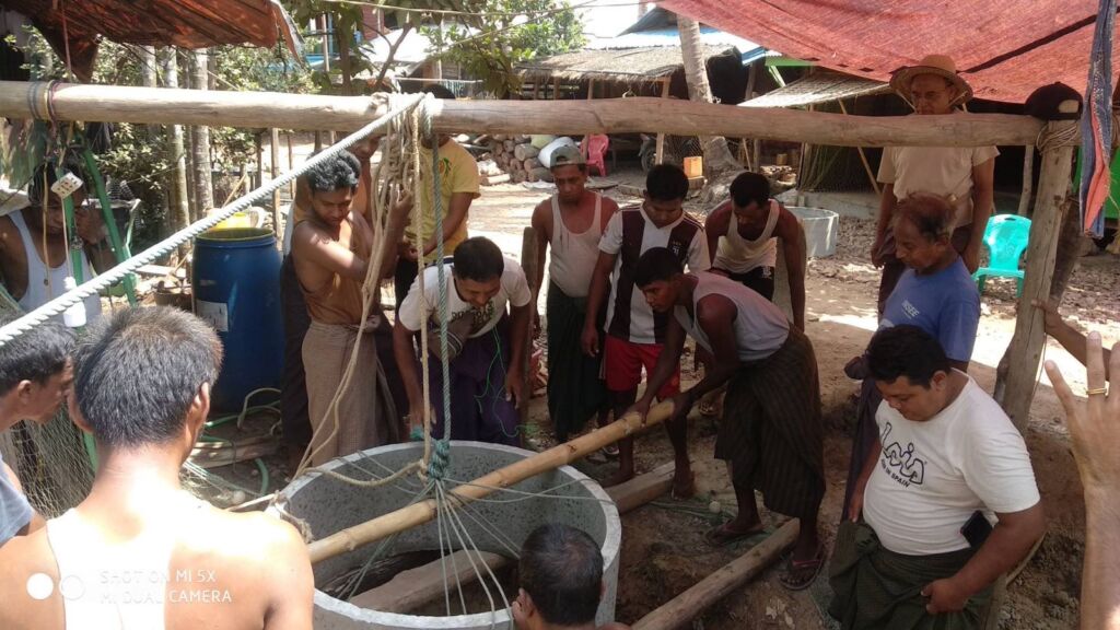 Photo of people digging a well in Rakhine